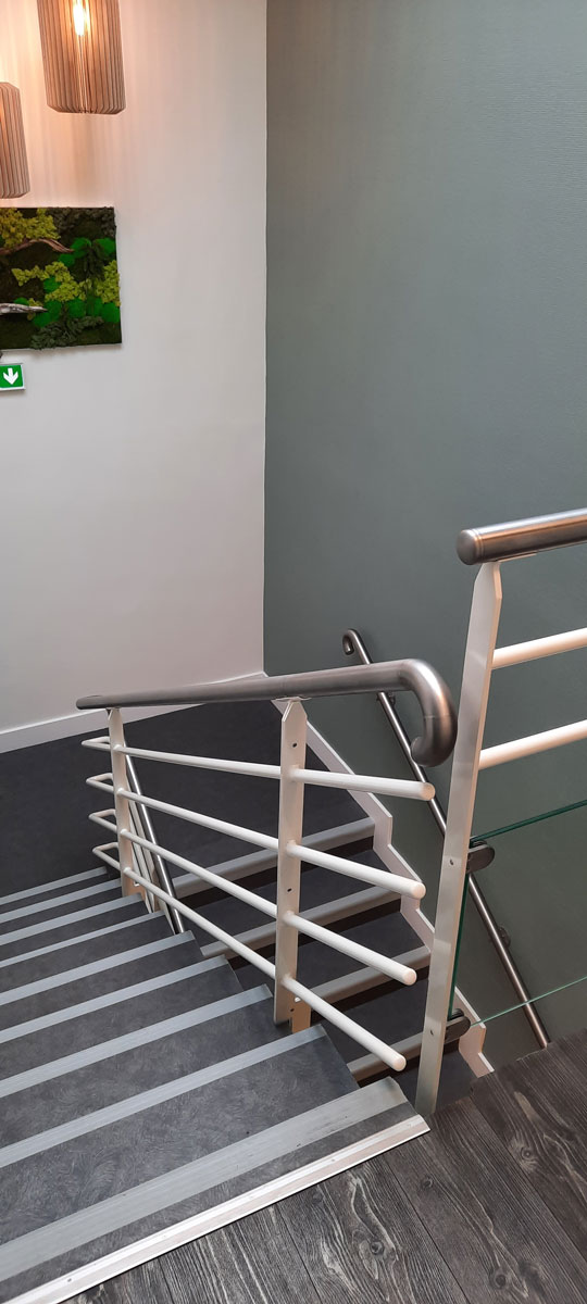 Réalisation sur mesure d’un garde-corps escalier, rampe et main courante en industrie