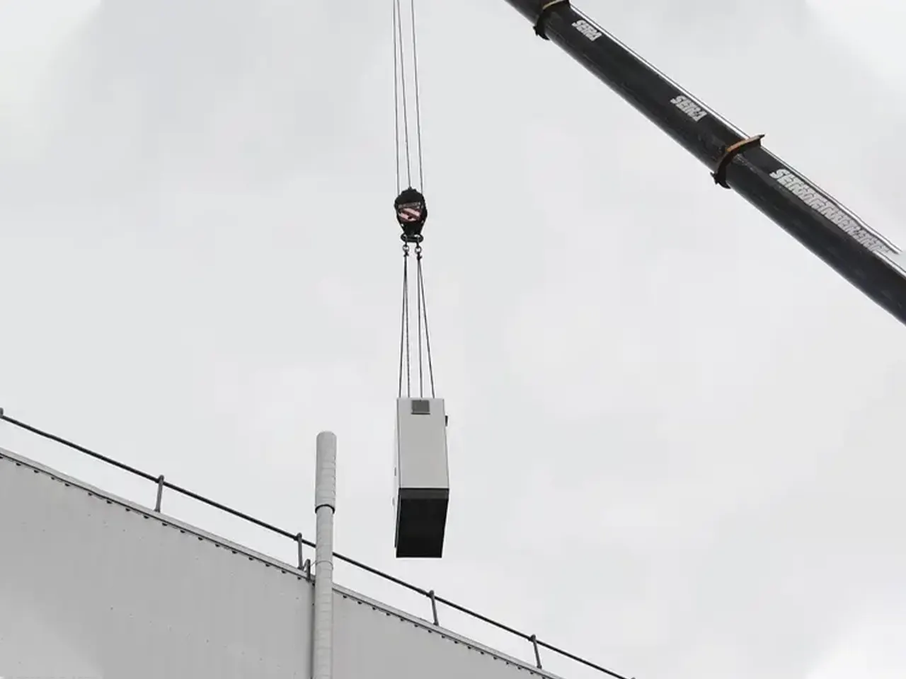 Levage manutention Grutage armoires électrique en toiture