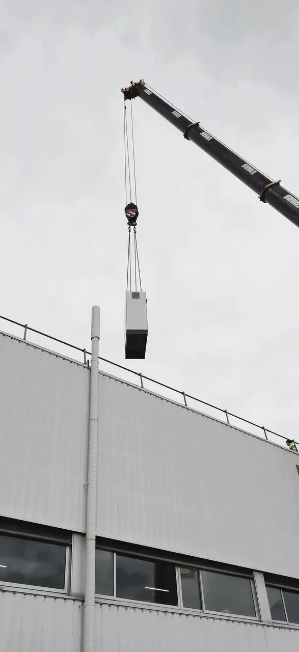 Grutage armoires électrique en toiture