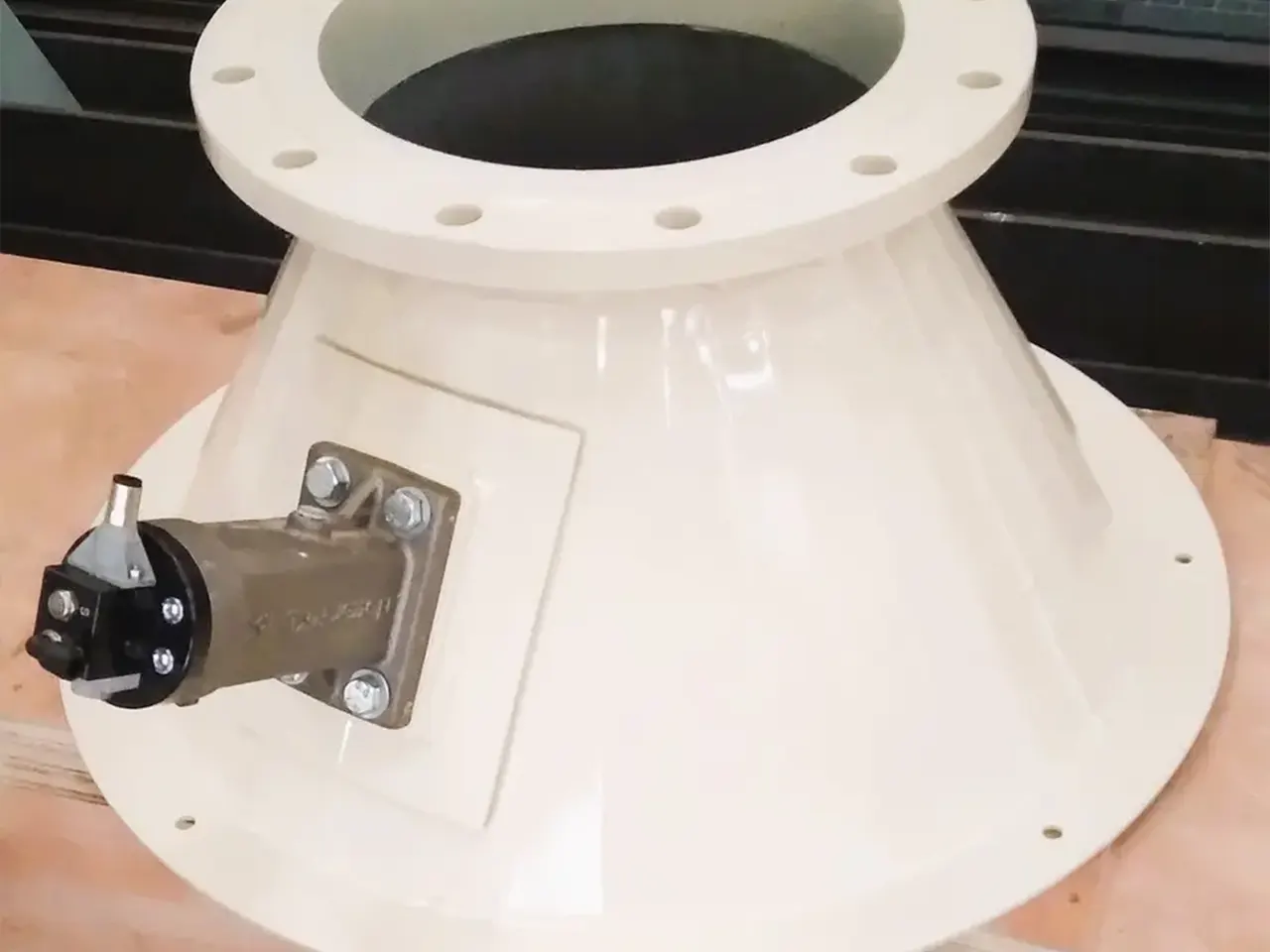 Conception, traçage et fabrication de trémie acier pour transfert industriel d'aliments pour animaux.