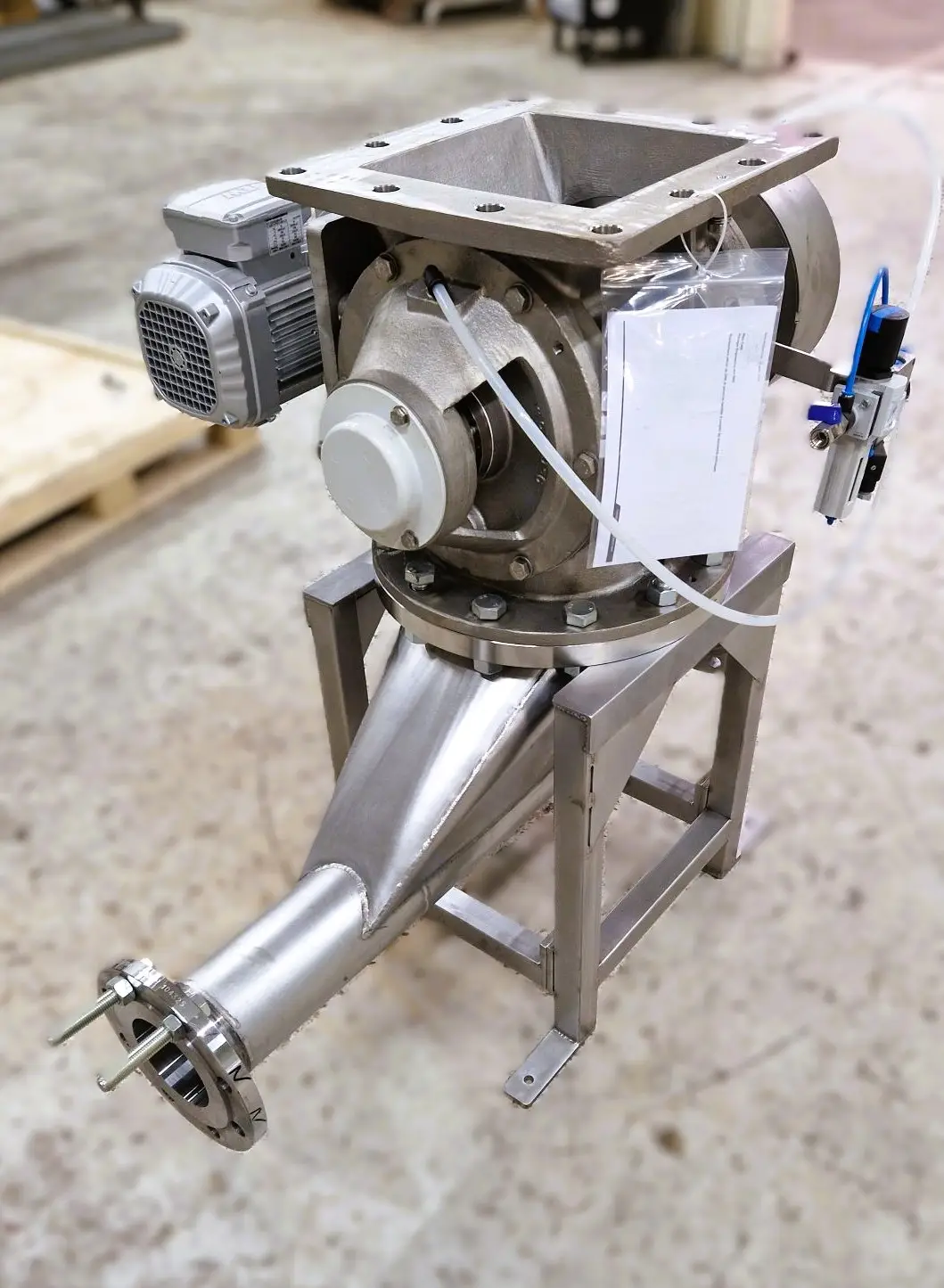 Conception, traçage et fabrication de trémie inox déportée avec écluse