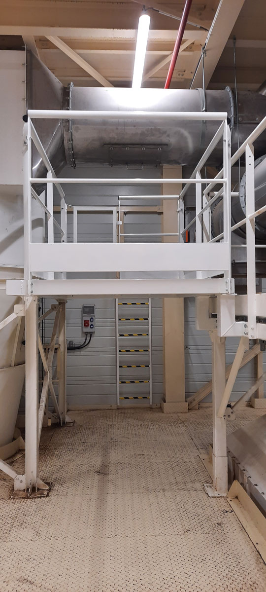 Plateforme d'accès en industrie usine en acier peint